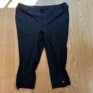 Skirtsports Cropped Leggings with pockets and ruching size 2X 1X
